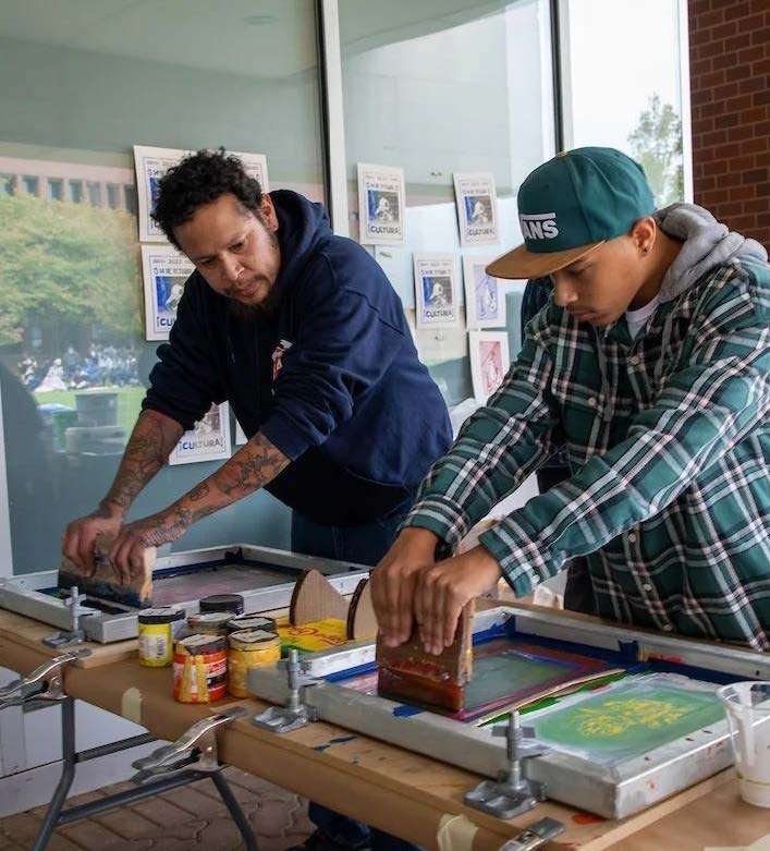 Viva La Tinta Printmaking_silkscreen demo.jpg